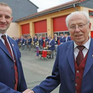 Spielte 55 Jahre das Flügelhorn: Vorsitzender Ralf Lehrke (links) dankte Karl Strohschein.