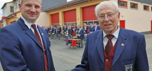 Spielte 55 Jahre das Flügelhorn: Vorsitzender Ralf Lehrke (links) dankte Karl Strohschein.